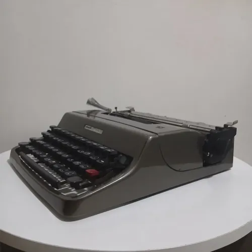 Máquina de escrever Olivetti Lettera 32