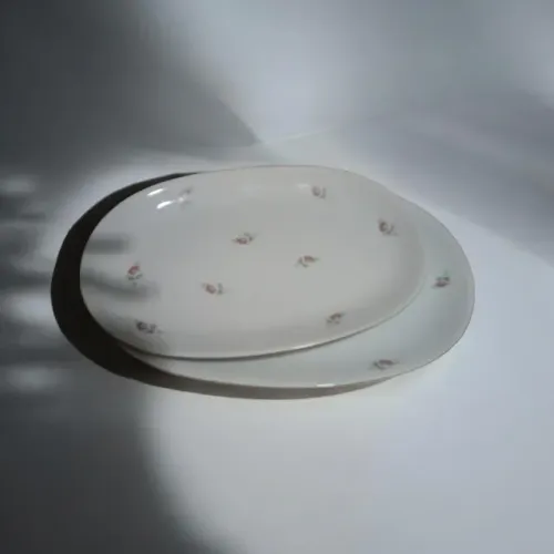 Aparelho de jantar de porcelana.
