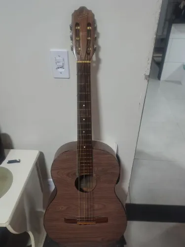 Anúncio de violão