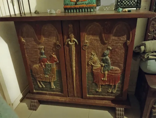 Antigo Móvel em madeira maciça entalhado com motivo Medieval