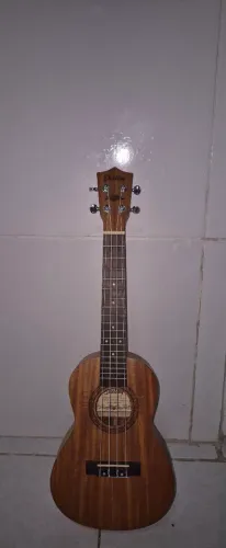 Ukulele Shelby Concert SU-23M + Bag + 3 Palhetas ?