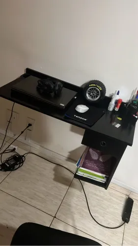 Mesa de estudos suspensa