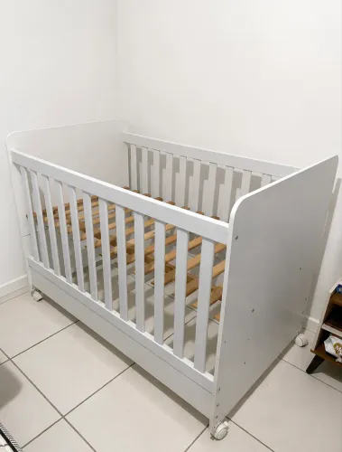Berço americano que vira cama em ótimo estado! Motivo mudança. 