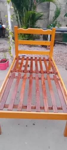 Vendo uma cama de madeira 