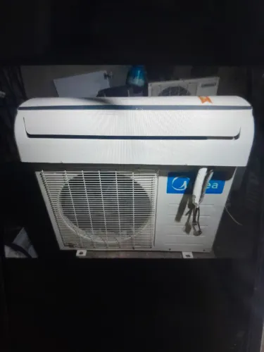 Vendo split  12.000btus.  Instalado na serra 