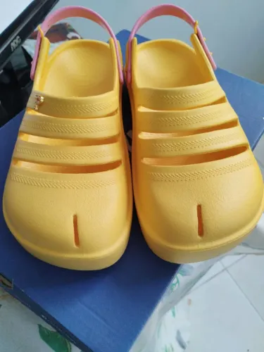 Roupas e sapatos usados