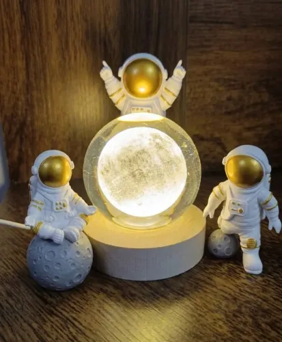 Luminária De Mesa Bola De Cristal + 3 Astronautas De Resina Cor Branco/Dourado