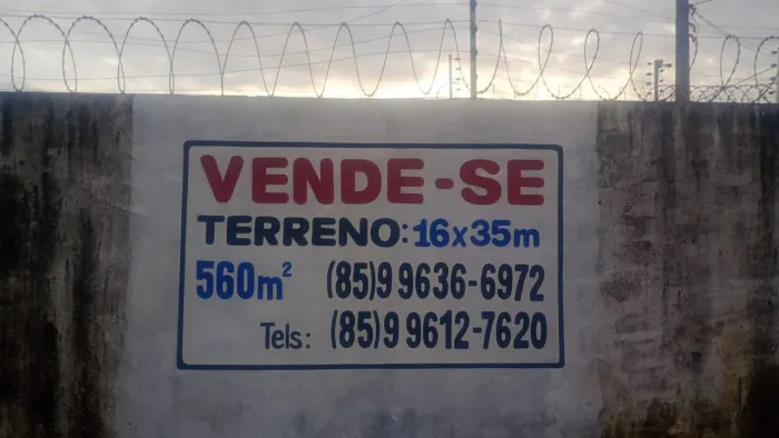 TERRENO EXCELENTE LOCALIZAÇÃO, MEDINDO 16 X 35, DE ESQUINA, NASCENTE.