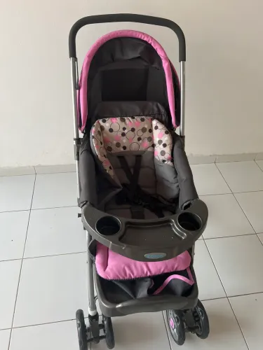 Carrinho de bebê menina