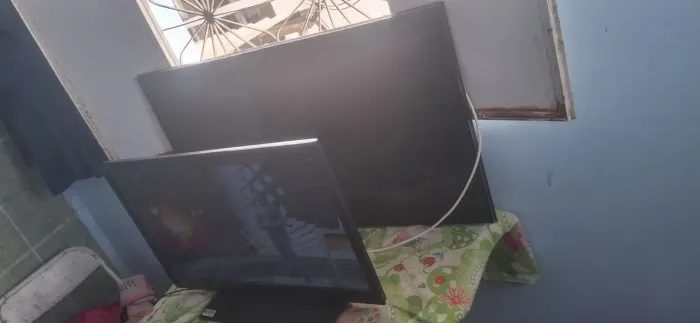 Vendo ou troco duas televisão, sendo uma smart e outra normal