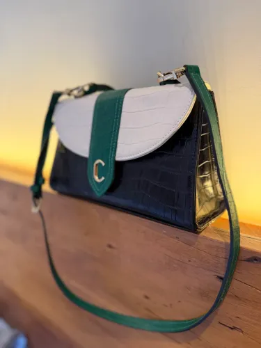 Bolsa couro preta, branca e verde da Corello nova