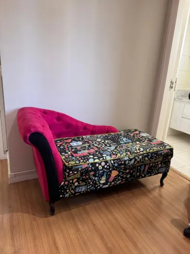 Chaise charmosa e moderna