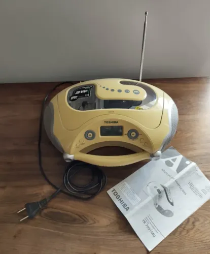 Rádio Toshiba TR 7051MU Branco Ano 2008- COM DEFEITO 