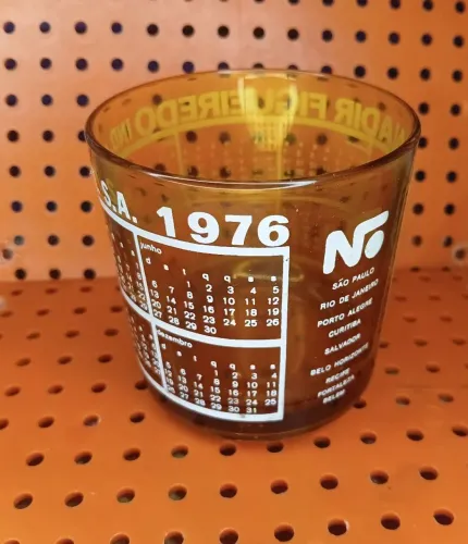 Copo Nadir calendário de 1976 na com ambar