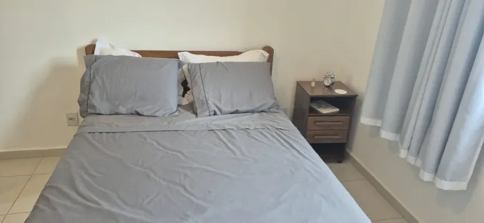 Cama colchão e criado mudo