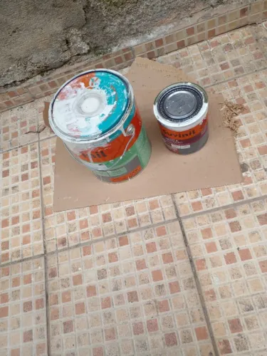 Tinta esmalte 2 latas usadas sobra de reforma