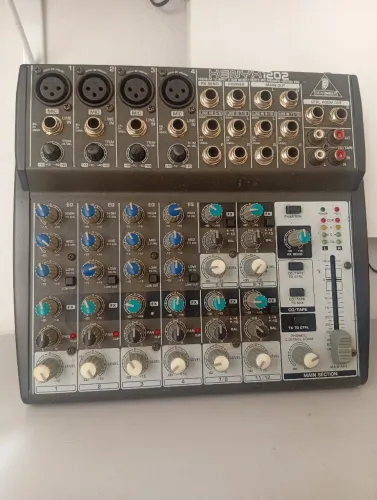 Mesa de som BEHINGER XENYX 1202 . ( Está com problema na fonte ).