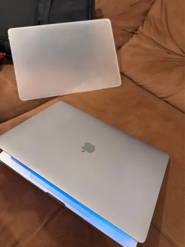 MacBook Pro 2019 /touchBar  16GB RAM 512  i7