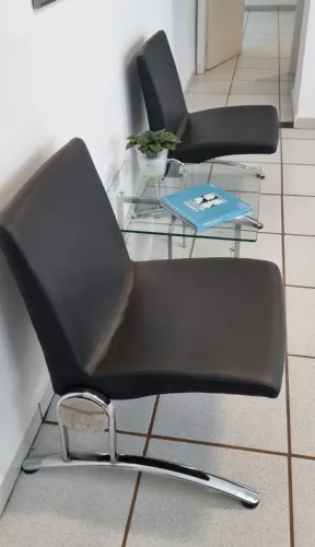 Conjunto de duas poltronas em metal cromado e couro preto