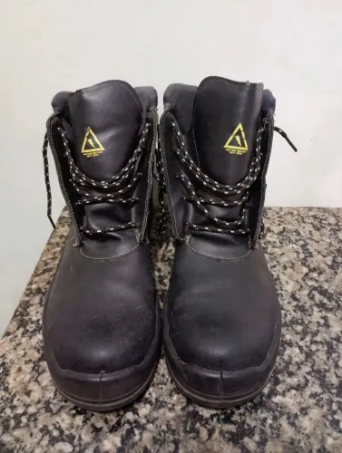 bota de segurança pretas de cano alto com cadarço. N:46.