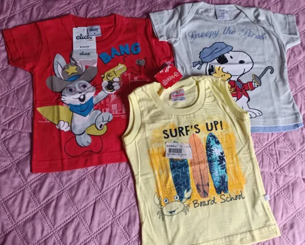 Vendo essas 3 camisetas veste 3/6 meses por 35,00 Novas