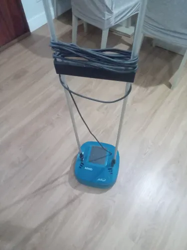 Enceradeira 220 watss usada apenas duas vezes não é  bivolt usada apenas para piso seco..