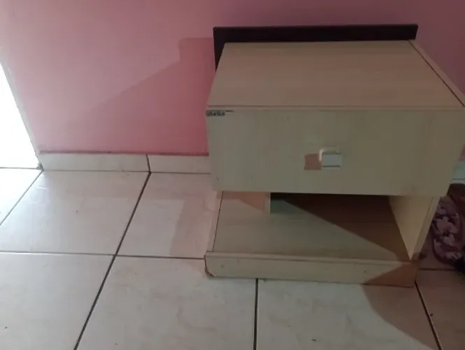 Mesinha de cabeceira simples 