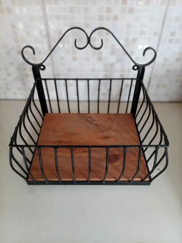 Fruteira Quadrada Ferro Madeira Uai Decora Preta 29cm Parede. BH/MG