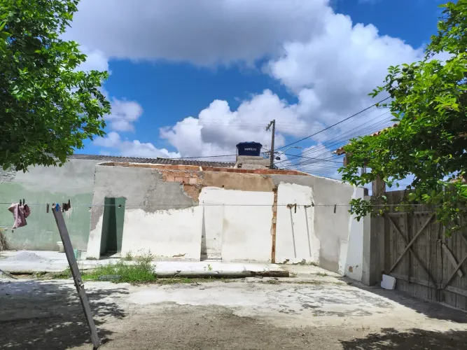 Ótimo terreno murado com casa começada.