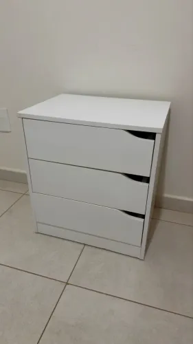 Criado mudo com 3 gavetas