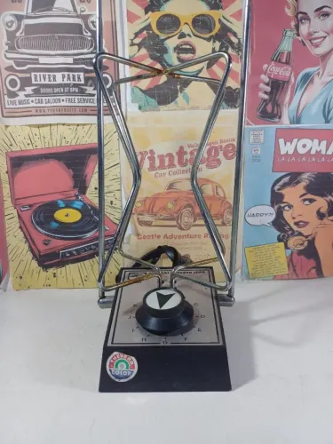Antiga antena de televisão vintage da marca Thevear, conhecida como modelo Íris Color UHF.