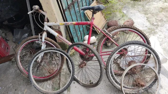 Bicicleta e aros . Motor de geladeira 