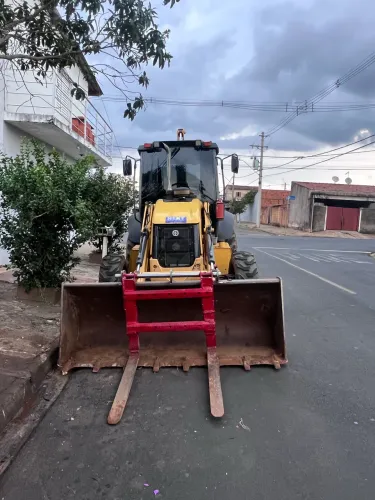 Retroescavadeira com ou sem operador