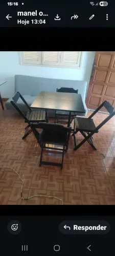 Mesas e cadeiras de madeiras 