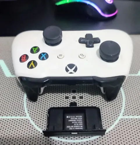 Controle Xbox + Play and Charge (não usa pilha) Bluetooth p/ PC e Android ou iOS