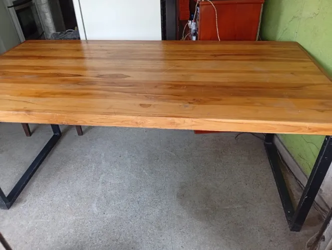 Mesa em madeira pé de ferro