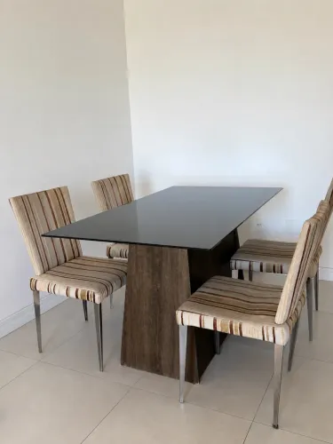 Mesa de jantar com cadeiras