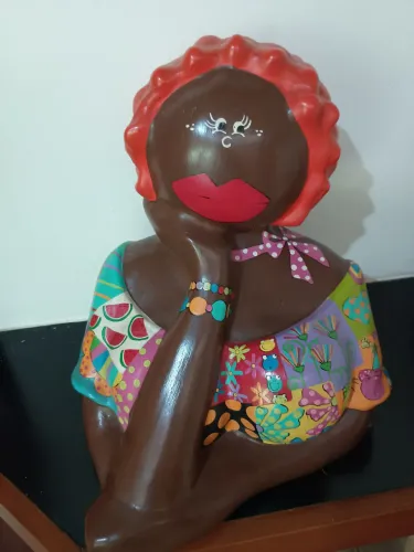 Namoradeira escultura em cerâmica, colorida, by Kika Dalle