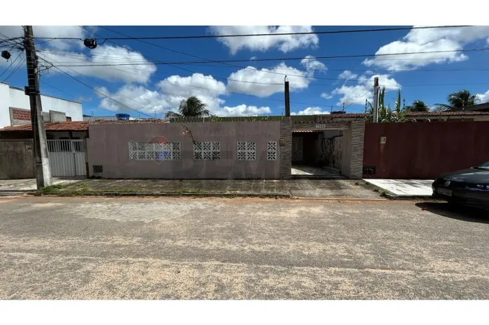 Aluguel de Casa com Piscina em Cidade Satélite | 3 Quartos, 2 Suítes e 2 Vagas de Garagem