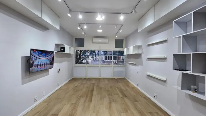Copacabana  Sala Comercial 30 m² | Reformada | Frente | Pronta para Uso