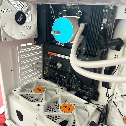 Gabinete PC com algumas peças