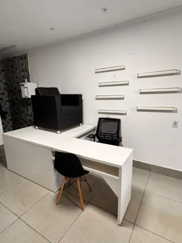 Mesa, cadeiras e poltrona