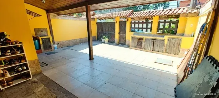 Em condomínio, 3 quartos, suíte, escritorío/sala de cinema, piscina, churrasqueira e duas 