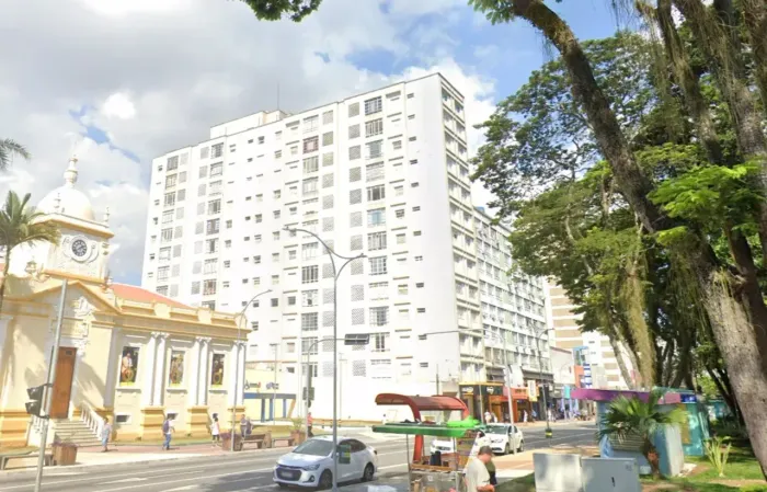 Centro/Apto de 110 m2 com 2 quartos, armários, coz. planejada, banh. serviço, Sem garagem