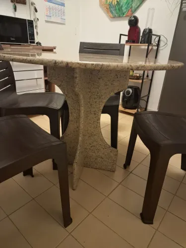 Mesa redonda toda de granito com 4 cadeiras