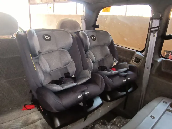 2 Cadeirinhas infantil Mass Litet preta/cinza, sem uso, no plástico!