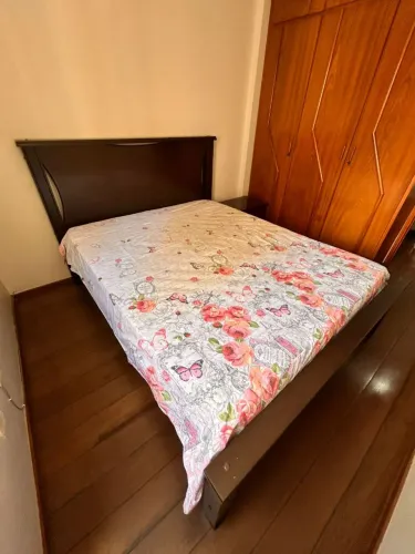 Cama de casal bem conservada