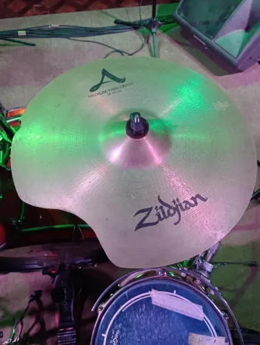 Prato Zildjian Avedis 18" com reparo 