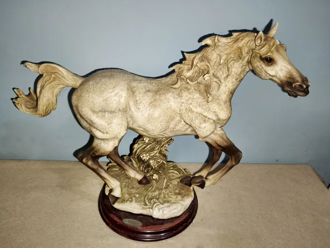 Escultura de um cavalo do  renomado artista Giuseppe Armani