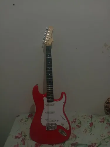 Vendo guitarra sem corda com o botão de volume estragado, mais de resto está em bom estado